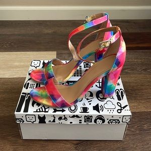 Thick, rainbow strapped heel! Size 8